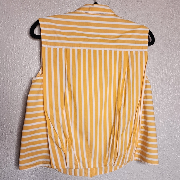 Medium Habitual Sleeveless button-down top - Picture 2 of 6